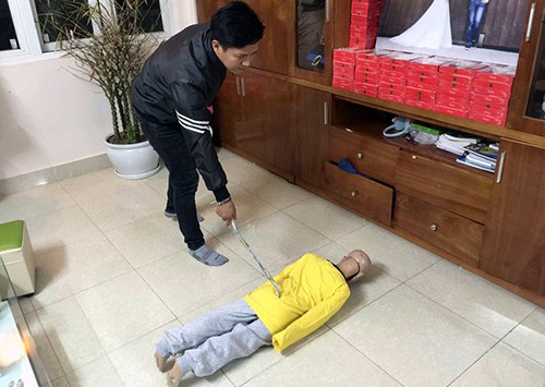 Nam thực nghiệm lại hành vi bạo hành con.