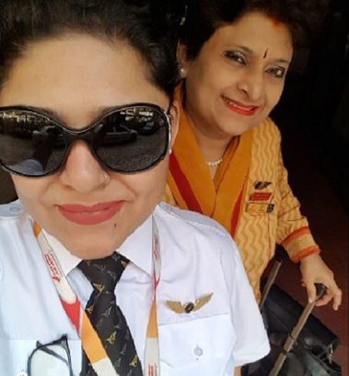 Phi công Ashrrita và mẹ, nữ tiếp viên Pooja, chụp ảnh trước khi lên chuyến bay hôm 31/7 của hãng hàng không Air India. Ảnh: Twitter.