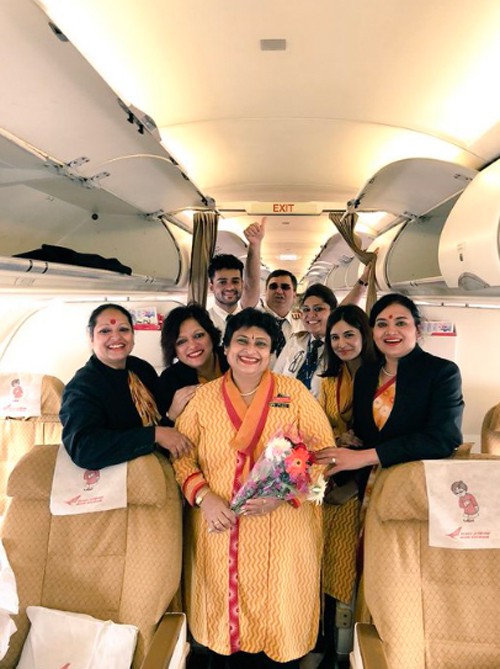 Bà Booja được phi hành đoàn tặng hoa khi thực hiện chuyến bay cuối cùng trong tư cách tiếp viên hàng không. Ảnh: Twitter.