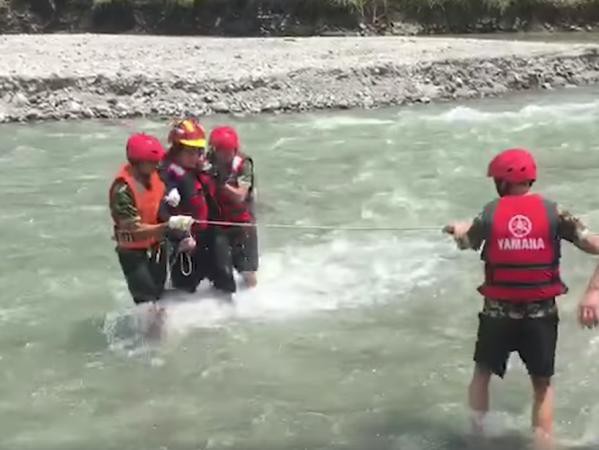 Nhân viên cứu hộ kéo người tài xế lên bờ