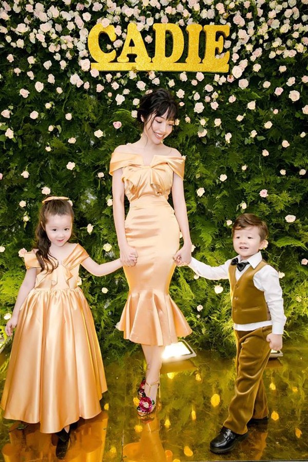Tối 4/8, diễn viên Elly Trần tổ chức sinh nhật mừng tuổi lên 4 của con gái Cadie Mộc Trà. Cô chọn tông màu vàng làm chủ đạo buổi tiệc cũng như trang phục của ba mẹ con.