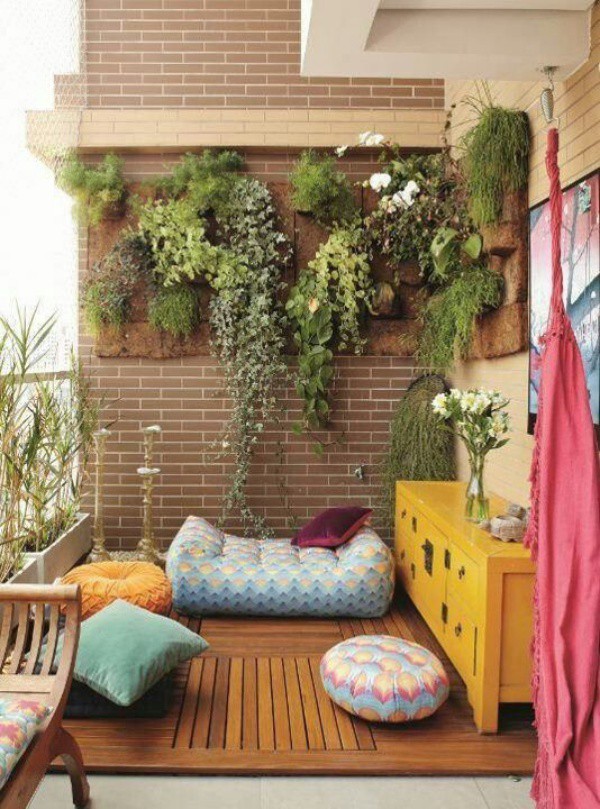 Ban công xanh tươi với bức tường cây đặc biệt. Bên dưới được thiết kế như một phòng trà vô cùng đặc biệt cũng là ý tưởng thú vị để cuộc sống của bạn luôn mới mẻ và nhiều niềm vui.