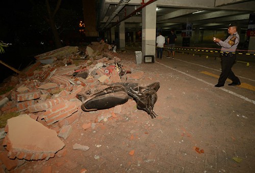 Cảnh sát kiểm tra thiệt hại tại một trung tâm thương mại ở thủ phủ Denpasar, đảo Bali, tối qua sau động đất.