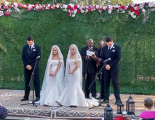 Từ trái sang: Jeremy, Briana, Brittany và Josh tại hôn lễ do hai quan chức song sinh chủ trì hôm 4/8. Ảnh: Facebook