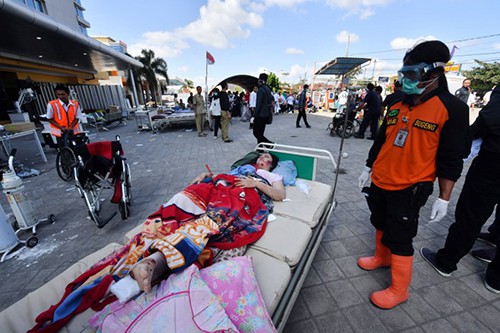 Các nạn nhân của trận động đất được điều trị ngoài bệnh viện Moh. Ruslan ở thành phố Mataram, đảo Lombok sáng nay.