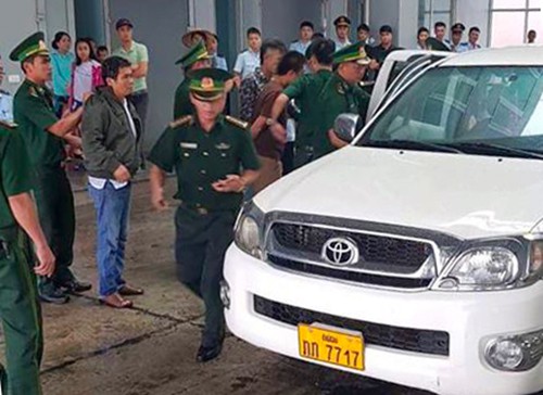 Ôtô bán tải bị nhà chức trách chặn bắt ở cửa khẩu Cầu Treo. Ảnh: Đức Hùng