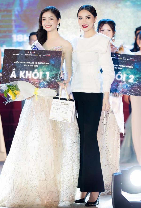 Bảo Hằng từng được Hoa hậu Kỳ Duyên trao giải thưởng trong đêm chung kết Hoa khôi Ngoại thương 2018.