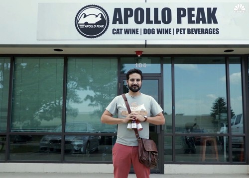 Brandon Zavala trước xưởng sản xuất rượu bia cho chó mèo Apollo Peak. Ảnh: CNBC