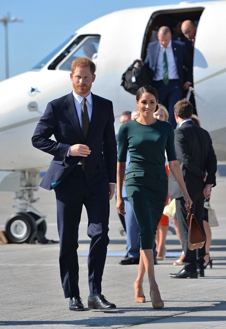Hoàng tử Harry và vợ Meghan Markle khi đáp xuống sân bay Dublin, Ireland, hôm 11/7. Ảnh: PA.