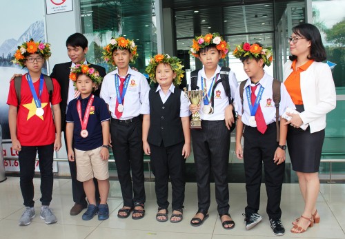 Minh (áo đỏ) cùng các bạn ở sân bay TP Pleiku sau khi bay về từ Thái Lan. Ảnh: Việt Hiến.