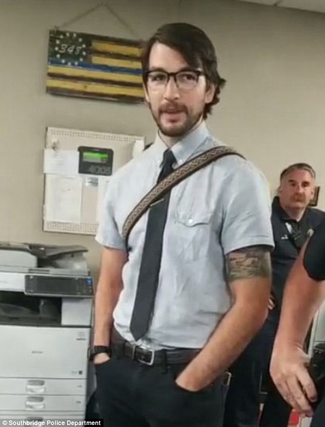 Nate Ledoux, con trai của sĩ quan Duane Ledoux đã bay từ bên kia đất nước về để tặng bố một món quà hết sức ý nghĩa.