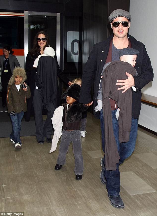 Gia đình Brad Pitt và Angelina Jolie thời còn hạnh phúc bên nhau. 