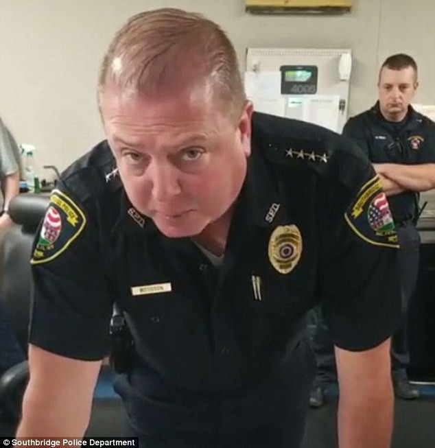 Cảnh sát trưởng Shane Woodson cảm ơn sĩ quan Duane Ledoux sau 32 năm rưỡi cống hiến.