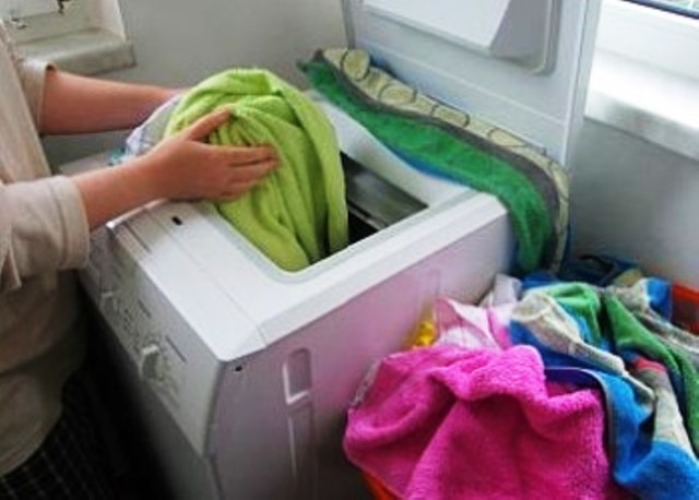 
Nhiều gia đình đã có máy giặt, máy sấy hỗ trợ giặt quần áo. Ảnh minh họa.
