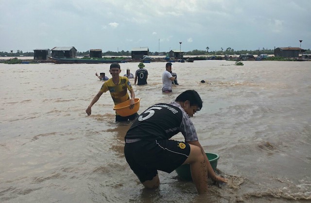 B&atilde;i bồi n&ecirc;n nh&oacute;m sinh vi&ecirc;n chơi đ&ugrave;a, l&uacute;c chưa xảy ra vụ đuối nước. Ảnh: NVCC.