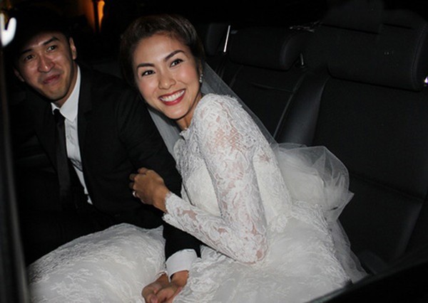 
Sau 3 năm yêu đương mặn nồng đến tháng 11/2012, Hà Tăng đã lên xe hoa cùng bạn trai gia thế.
