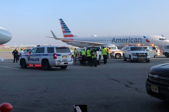 Một th&agrave;nh vi&ecirc;n phi h&agrave;nh đo&agrave;n của h&atilde;ng h&agrave;ng kh&ocirc;ng American Airlines (Mỹ) ph&aacute;t hiện thai nhi đ&atilde; chết tại s&acirc;n bay LaGuardia. Ảnh: New York Post