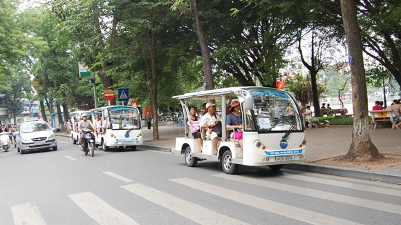 Du lịch bằng xe điện trở thành nét đặc sắc ở phố cố Hà Nội