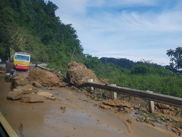 Sạt lở nghiêm trọng tại nhiều điểm trên Quốc lộ 6, địa bàn tỉnh Sơn La. Ảnh: Huyên Trần