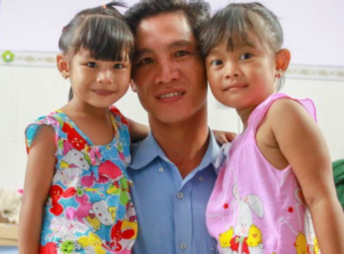 Anh Khiên và hai con gái, Lan Anh (trái) và Ngọc Yến (phải). Ảnh: NVCC