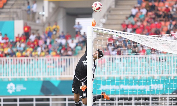 
Thủ môn UAE đẩy cú đá phạt hiểm hóc của Minh Vương ở phút bù giờ cuối cùng. Ảnh: Lâm Thoả (VnExpress)
