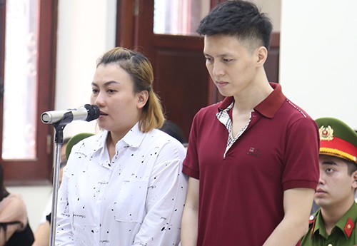 Trinh v&agrave; Nam tại to&agrave;. Ảnh: Phạm Dự.