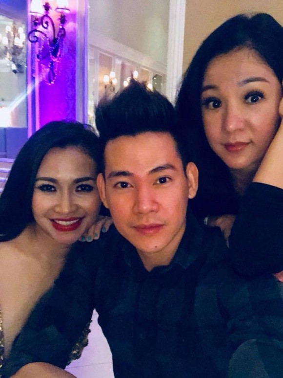 Tại buổi tiệc, Phùng Ngọc Huy còn đi cùng bạn gái tin đồn - nữ ca sĩ Đan Kim (ngoài cùng bên trái).