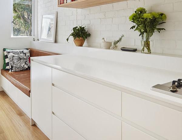 Mặt đá tủ bếp có màu trắng để phù hợp không gian.