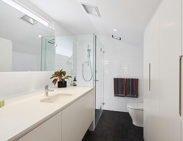 Bằng đường nét thiết kế phóng khoáng, phòng tắm phong cách hiện đại là nơi lý tưởng để chúng ta thư giãn sau một ngày dài.