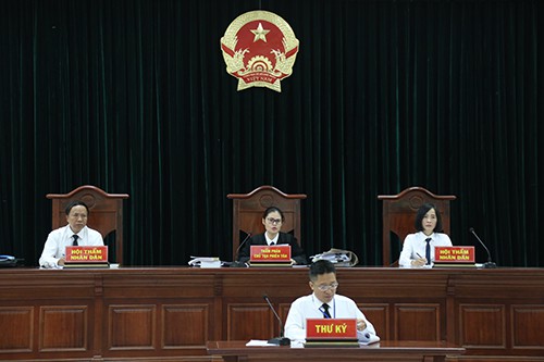 HĐXX tại phi&ecirc;n sơ thẩm. Ảnh: Phạm Dự.