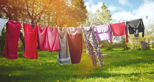 Sau khi ngâm, nên mang quần áo ra phơi ngoài trời nắng tự nhiên, như vậy ánh nắng sẽ diệt sạch khuẩn, khiến quần áo trở nên sạch sẽ, thơm tho hơn.