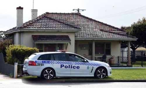 Xe cảnh sát đậu trước ngôi nhà nơi diễn ra vụ án mạng tại thành phố Perth, Australia. 