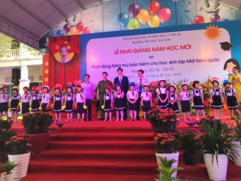 Đại diện Công ty HVN và các ban ngành tỉnh Phú Thọ trao mũ bảo hiểm cho các em học sinh trường Tiểu học Thọ Sơn, thành phố Việt Trì, Phú Thọ