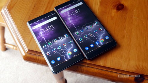 
Nokia 8 Sirocco (trái) và Nokia 7 Plus (phải) của HMD Global.
