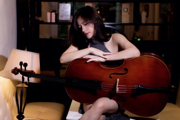 
Đình Hoài Xuân gợi cảm bên cây đàn cello.
