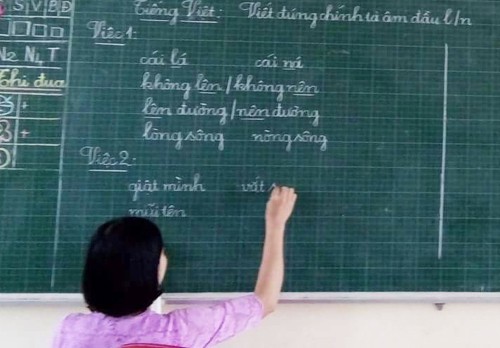 Gi&aacute;o vi&ecirc;n ở Nam Đ&agrave;n (Nghệ An) dạy theo s&aacute;ch Tiếng Việt lớp 1 C&ocirc;ng nghệ gi&aacute;o dục của GS Hồ Ngọc Đại.