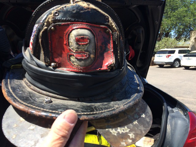 Chiếc mũ cứu hỏa sờn rách vì năm tháng của ông Dan Rowan
