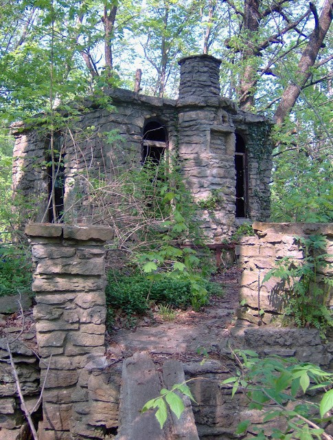 Căn nhà đá bị bỏ hoang, nơi nạn nhân Shanda bị tra tấn.