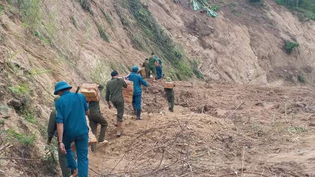 Lực lượng chức năng xuyên rừng mang hàng cứu trợ đến với người dân