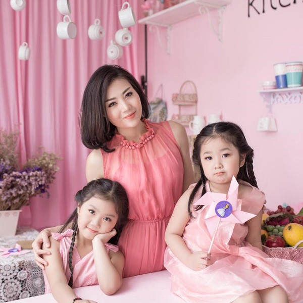 
Thanh Hương có cuộc sống hạnh phúc bên cạnh chồng và hai con gái.
