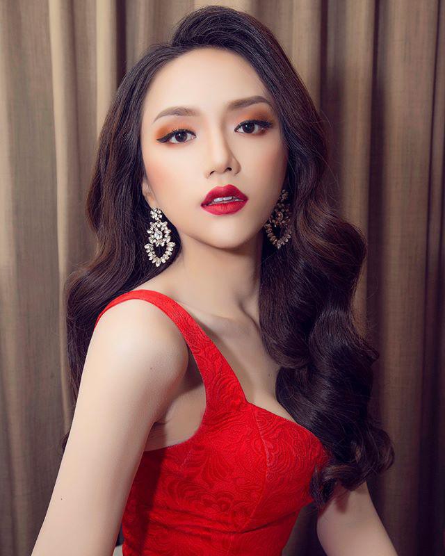 Để tăng thêm vẻ ngoài chỉn chu và gợi cảm, mái tóc xoăn uốn lọn là sự lựa chọn thích hợp của người đẹp chuyển giới ở nhiều sự kiện. Dù thường được xem là kiểu tóc có thể khiến chủ nhân của nó trông “dừ” hơn, song Hương Giang lại càng thêm đẹp một cách mặn mà, sắc sảo.