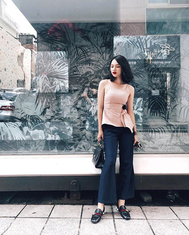 Vốn trung thành với tóc dài là thế nhưng có lúc, Hương Giang cũng mạnh tay cắt xén để thay đổi diện mạo. Và đến với kiểu tóc ngắn chấm vai này, nàng Hậu cũng không hề để bản thân bị đơn điệu khi liên tục thay đổi màu sắc để trở nên tươi mới.