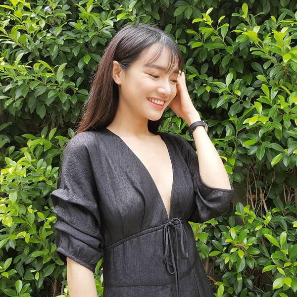 Tóc dài đen tuyền kết hợp với tóc mái thưa giúp cô trẻ trung và xinh đẹp như gái Hàn Quốc.