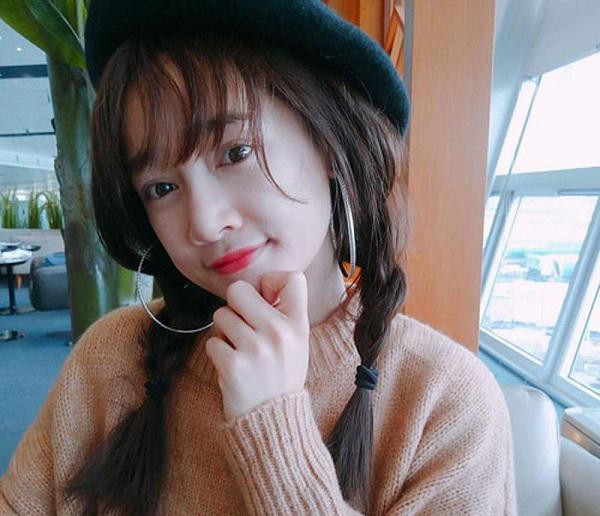 Tóc tết 2 bên, đội mũ beret, Nhã Phương xinh đẹp và trẻ trung bất ngờ.