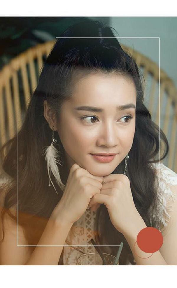 Với kiểu tóc buộc đuôi ngựa, nữ diễn viên có gương mặt sáng bừng.