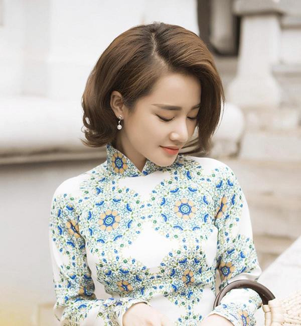 Khi hóa thân thành cô nàng cổ điển, Nhã Phương chọn tóc bob uốn phồng.