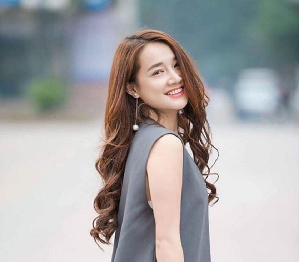 Đây là kiểu tóc lúc mới nổi Nhã Phương trung thành: tóc dài ngang lưng, xoăn bồng bềnh.
