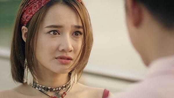 Trong bộ phim “Ngày ấy mình đã yêu” đang chiếu trên VTV3, Nhã Phương ghi dấu trong lòng khán giả với mái tóc bob không mái, đôi khi có thêm băng đô ở đầu, vừa nhí nhảnh, năng động lại đáng yêu. Để kiểu tóc này, trông cô trẻ hơn vài tuổi.