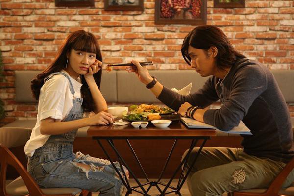 Cô nàng Hạ thời tuổi trẻ trung thành với mái tóc dài xoăn sóng kết hợp cùng mái ngố Hàn Quốc, kiểu mái này vốn không hợp với khuôn mặt tròn cho lắm, nhưng với Nhã Phương, chúng vẫn rất quyến rũ.