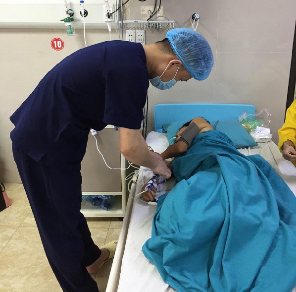 Bệnh nhân bị vỡ tĩnh mạch do có tiền sử uống rượu lâu năm (Ảnh: LQ)
